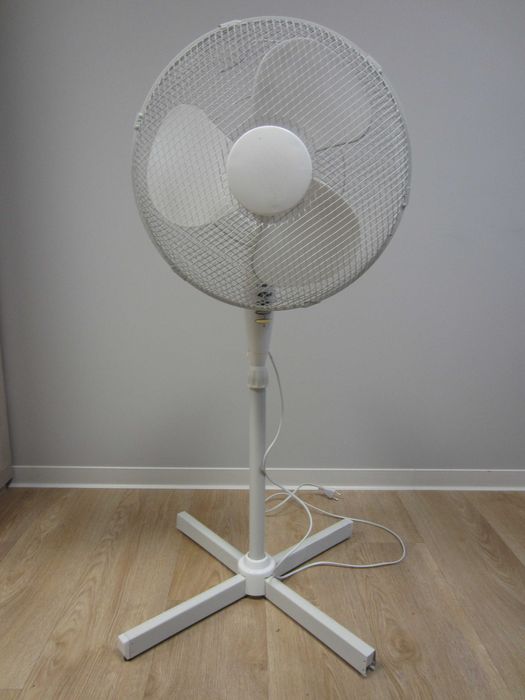 Biały wentylator stojący z łopatkami, regulowana wysokość