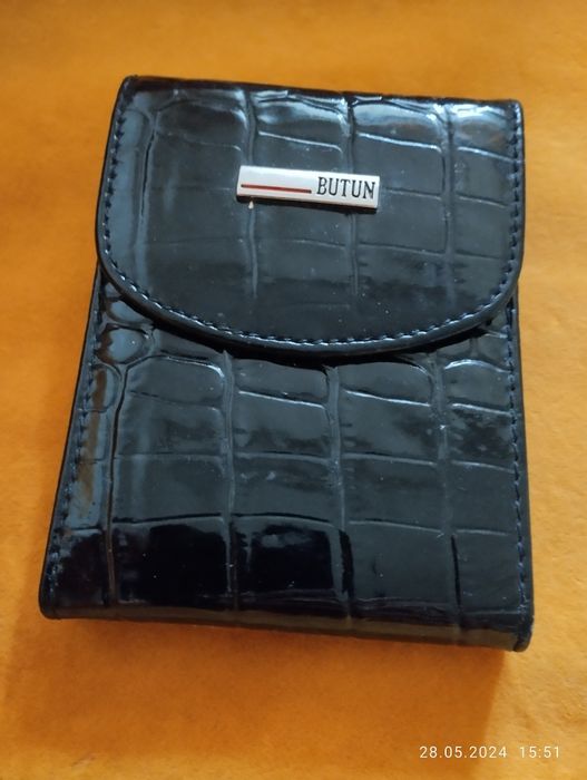 Продам кожаную визитнтцу