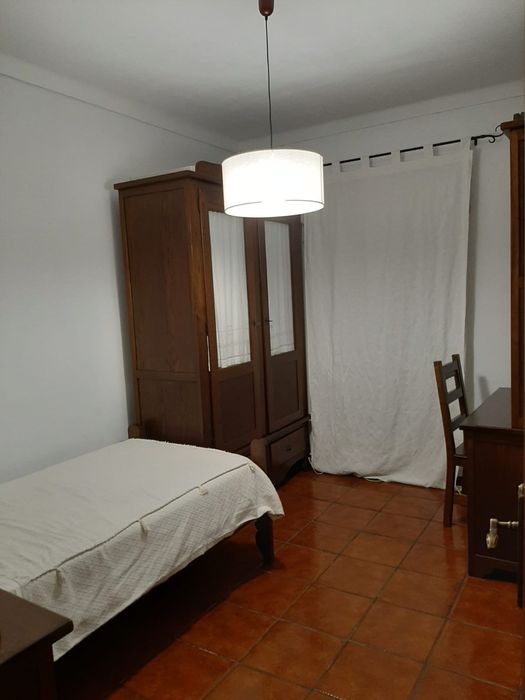 Quarto completo, cama de corpo e meio