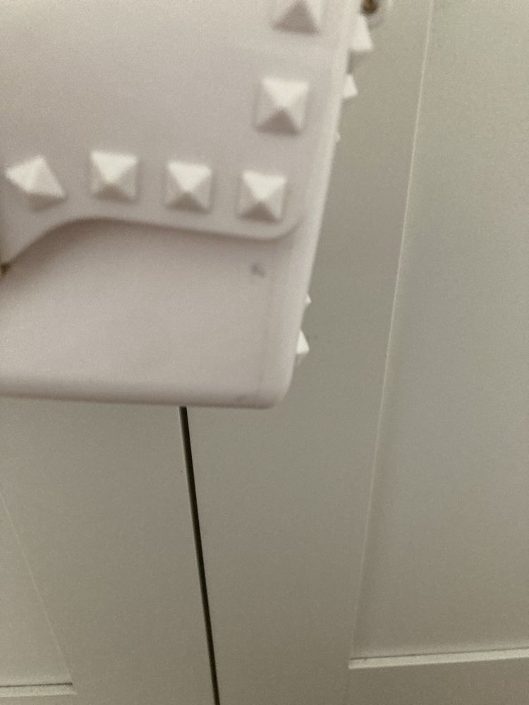 Biała torebka z łańcuszkiem
