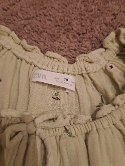 Blusa com mangas balão e bordados.