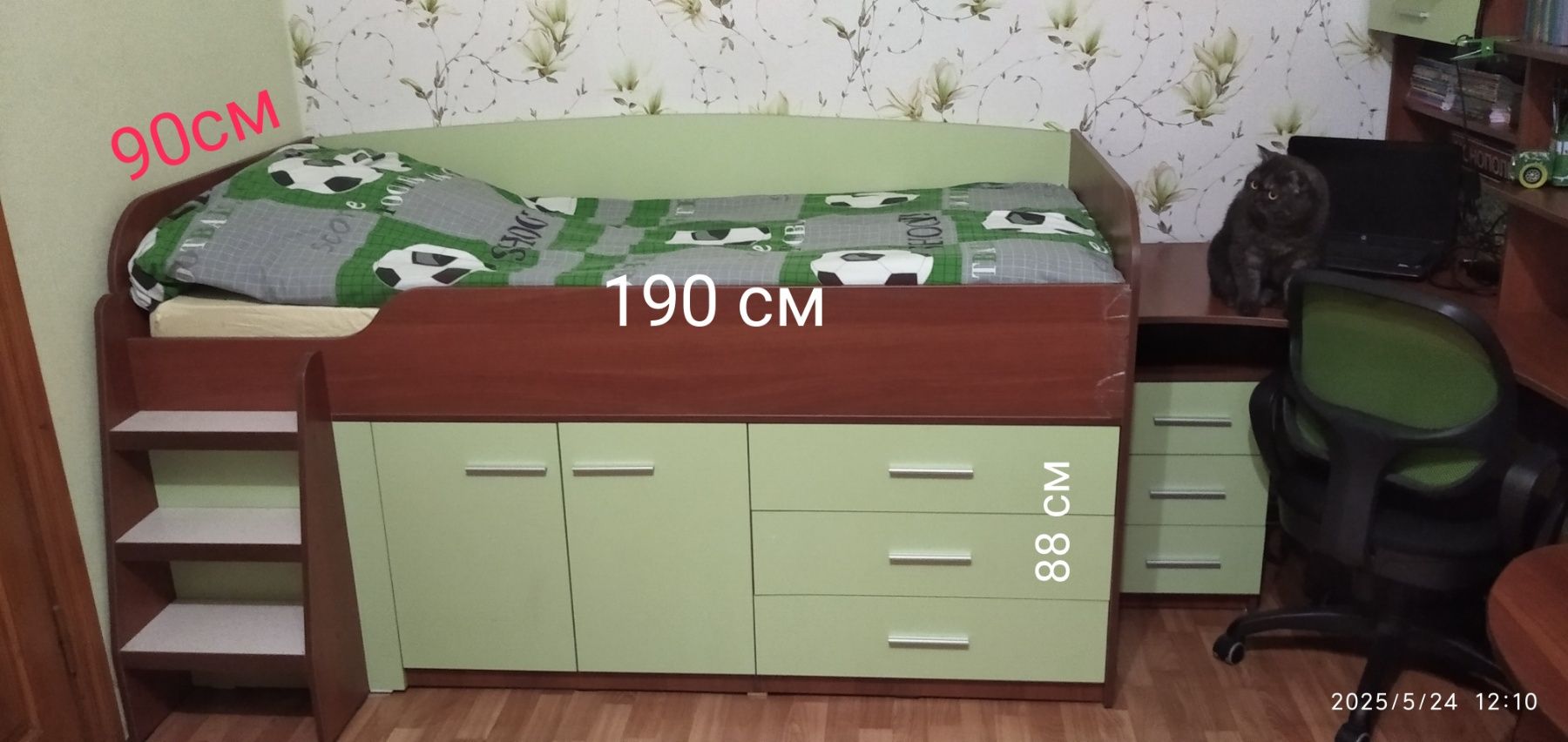 Ліжко-комод, з столом.