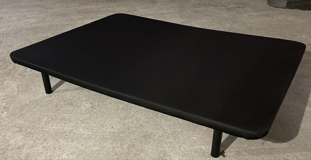 Sommier em madeira forrado com pés