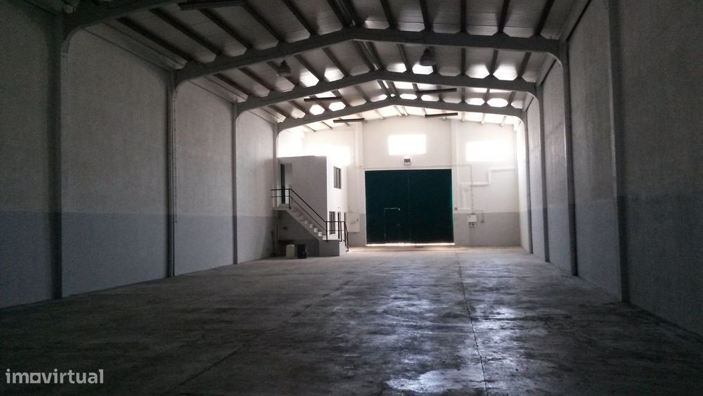 Armazém Amplo 350m^2 - Sacavém