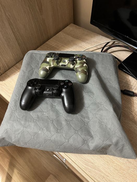 Playstation  Ps 4 Pro  1 tb  + 4 Gry. Bardzo zadbana !!