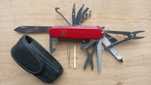 Ніж Victorinox на 15 предметов +  шкіряний чохол.