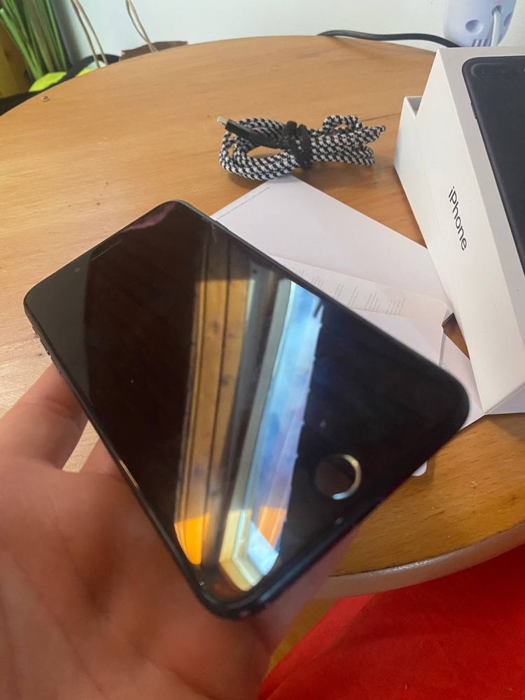 Sprzedam iPhone'a 7 Plus w bardzo dobrym stanie