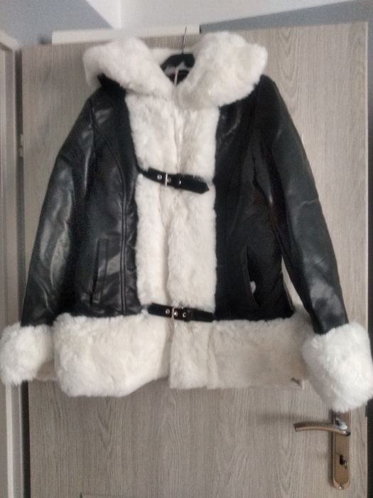 Nowa z metką czarna kurtka z eko skóry z białym futerkiem