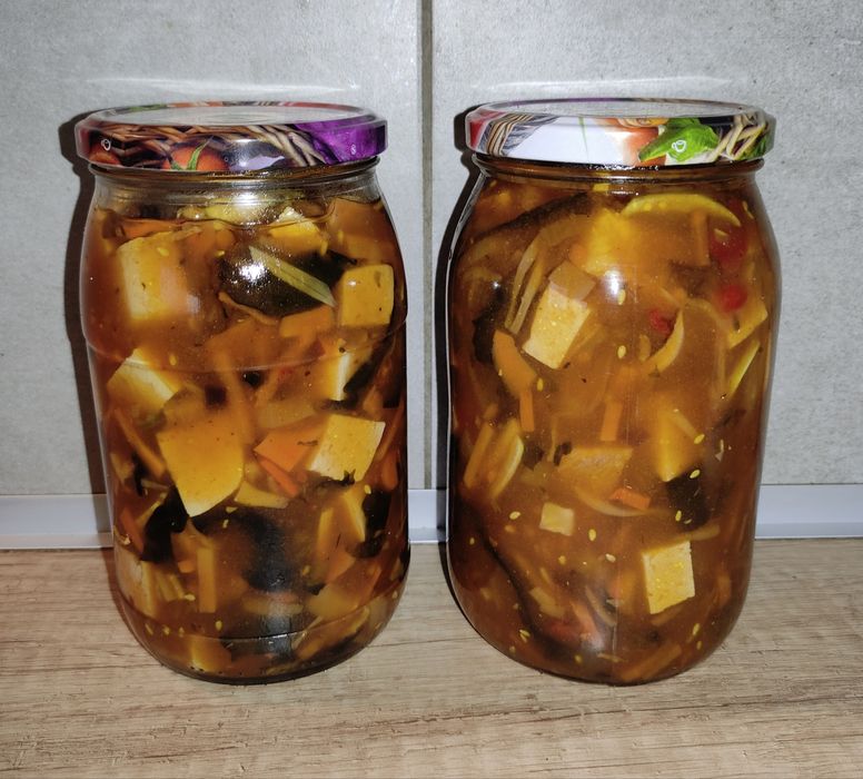 Tofu marynowane po chińsku z grzybami mun algami wakame i chili 900 ml