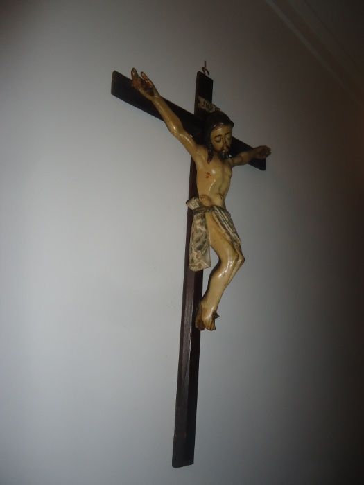 Cristo na Cruz em Madeira Antigo