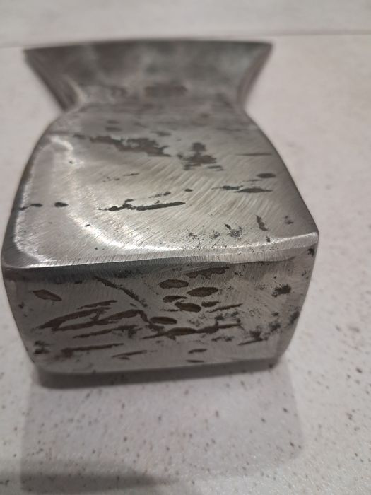 Stara sygnowana kłuta siekiera duża.