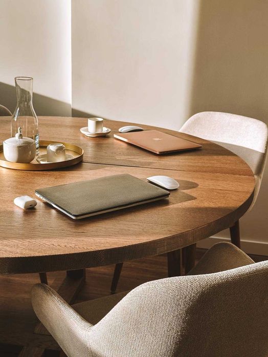 Mesa de Jantar Redonda em Carvalho Maciço - Elegante e Moderna