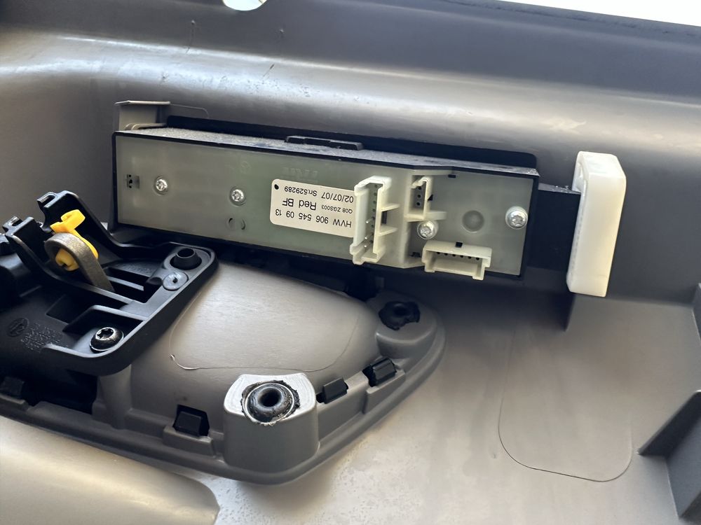 Кнопка стеклоподъемника правая Mercedes Sprinter VW Crafter 9065450913