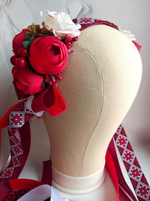 Чільце українське, червоно-кремове, зі стрічками