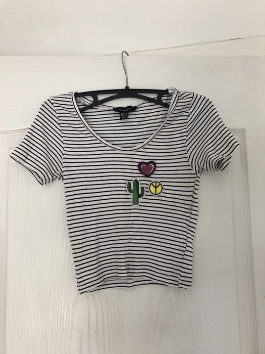 Bluzka w paski z kolorowymi naszywkami