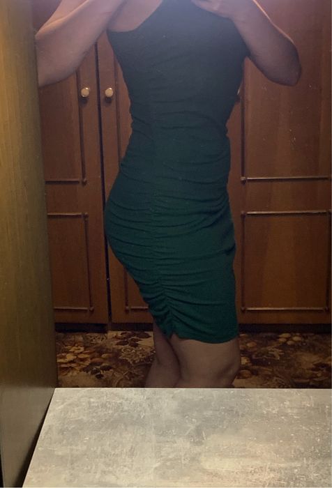 Сукня зеленого кольору зі стяжками по бокам