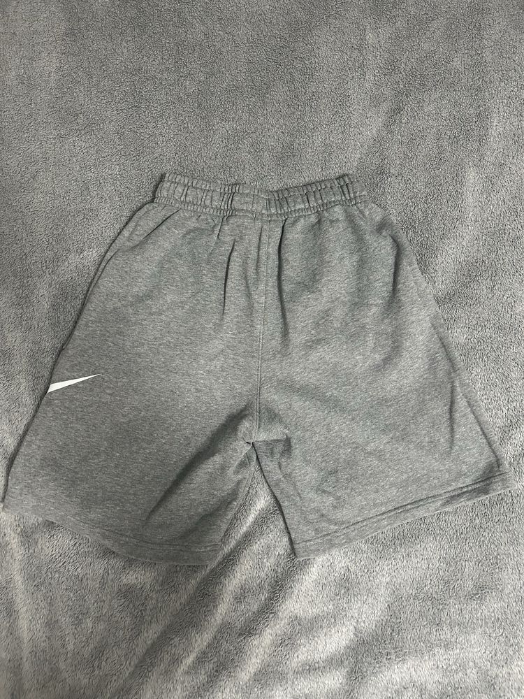Продам оригінальні шорти Nike