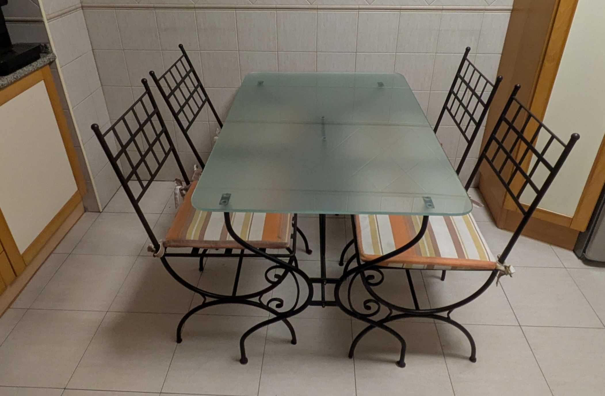 Mesa de cozinha e 4 cadeiras