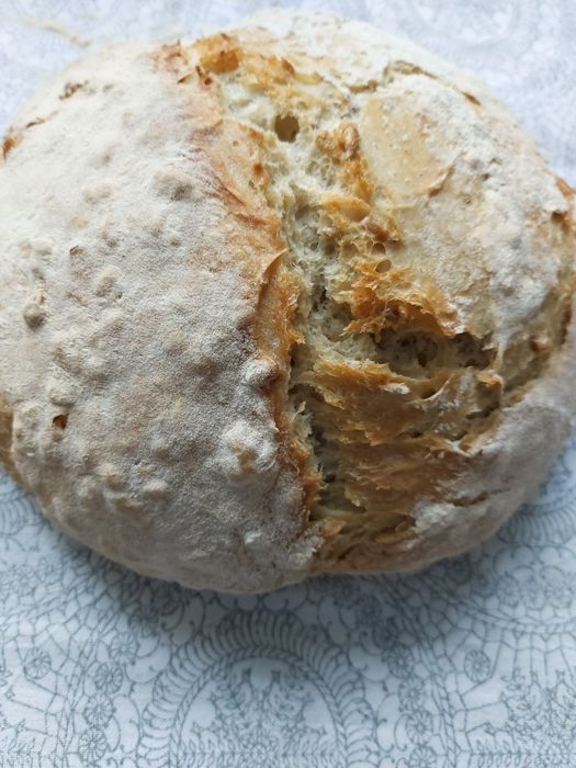Chleb wiejski pieczony w piecu opalanym drewnem