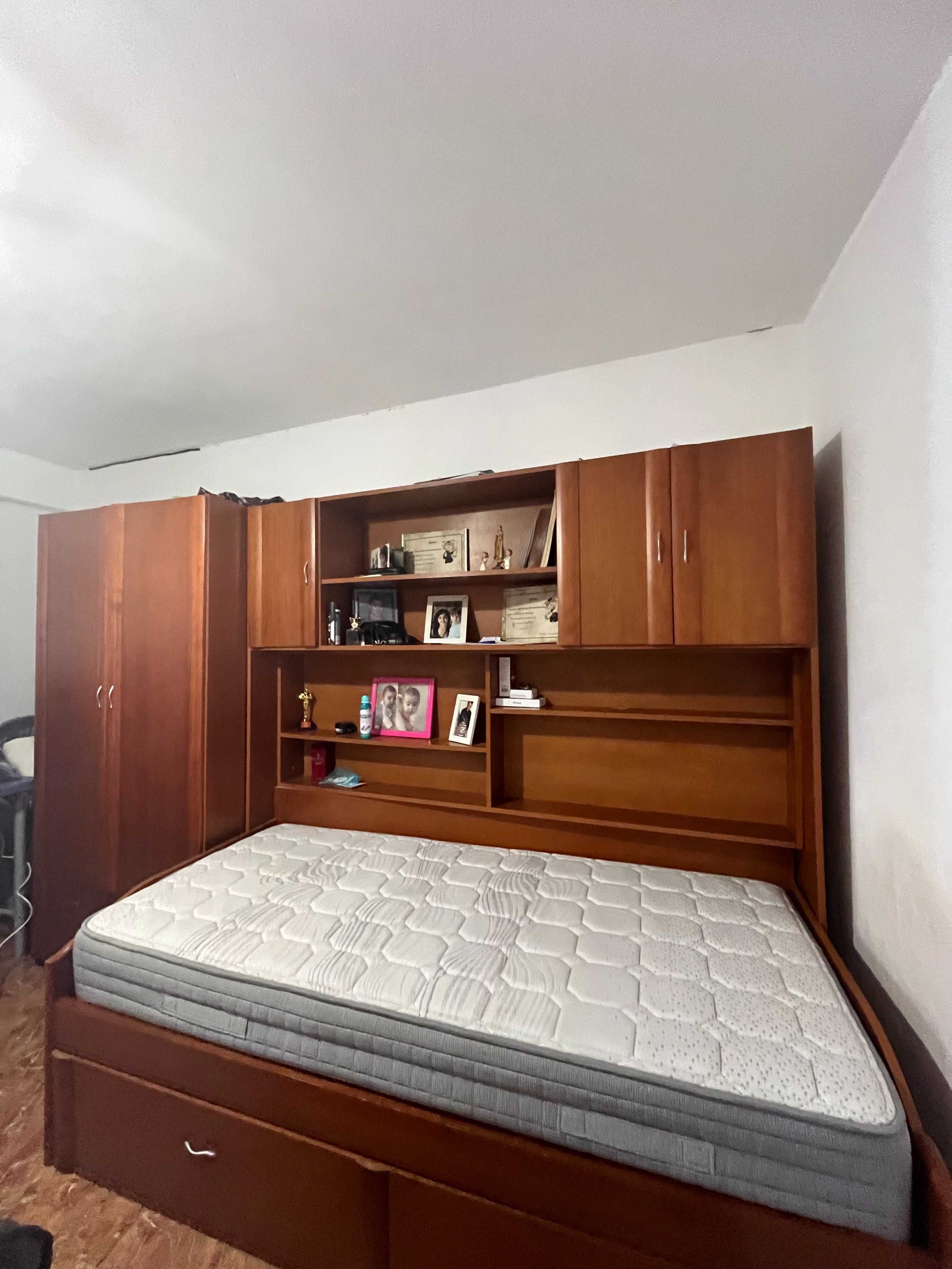 Cama incluída com o armário e o colchão