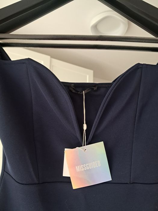 Nowa piękna sukienka na wesele z odkrytymi ramionami Missguided