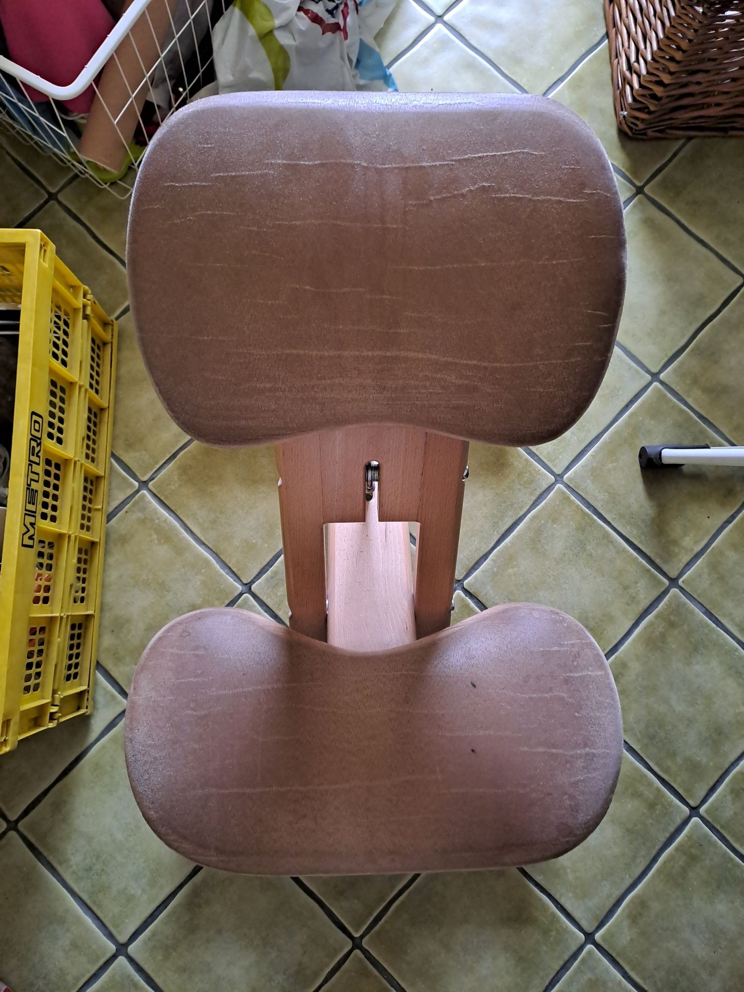 Beżowy klękosiad krzesło