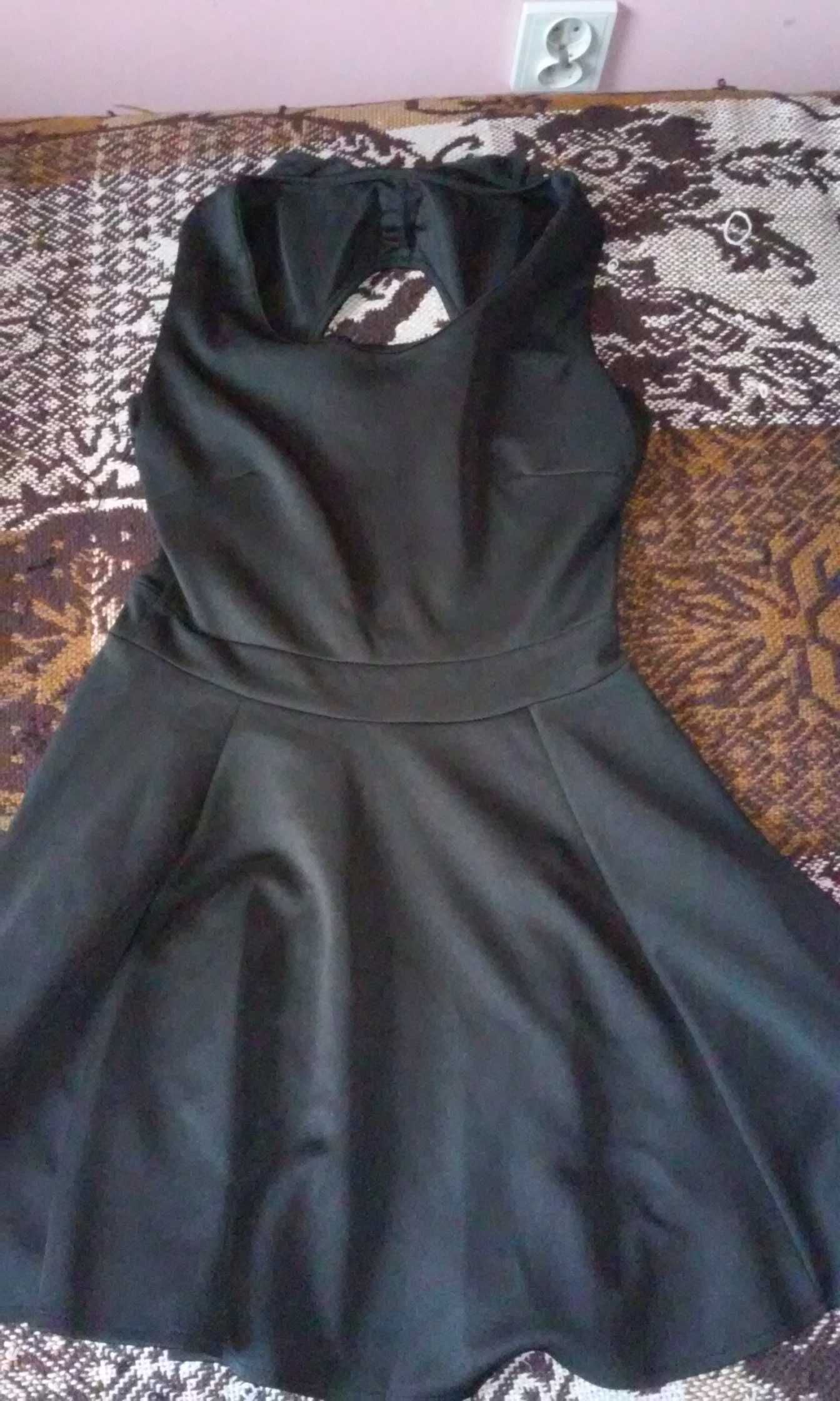 Czarna sukienka z kokardką na plecach
