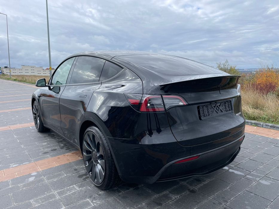 Tesla Model Y Performance  Одесса,Интересует обменна квартиру в Одессе