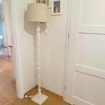 Stojąca lampa drewniana firmy Laura Ashley