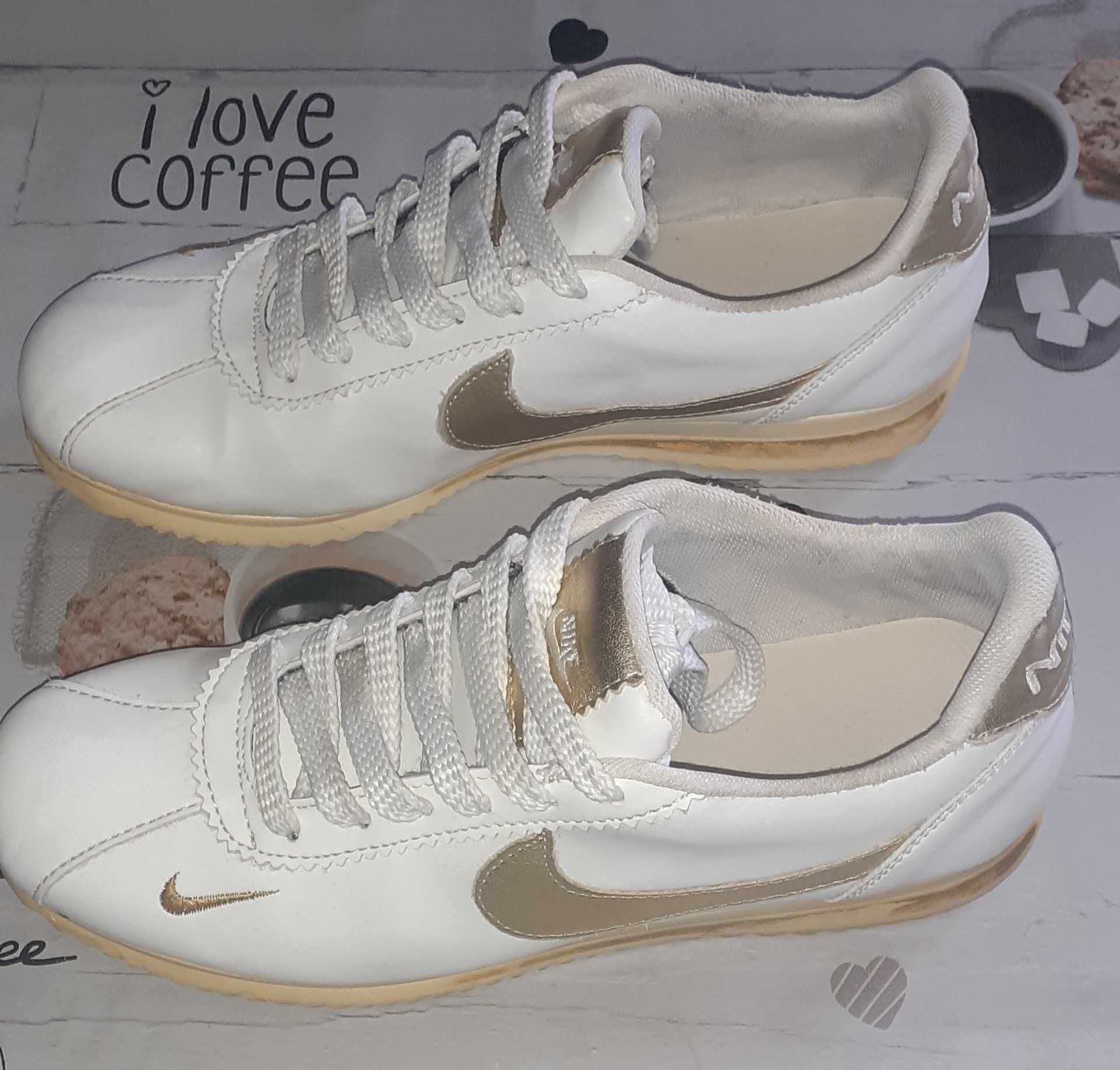 Tenis Nike branco e dourado