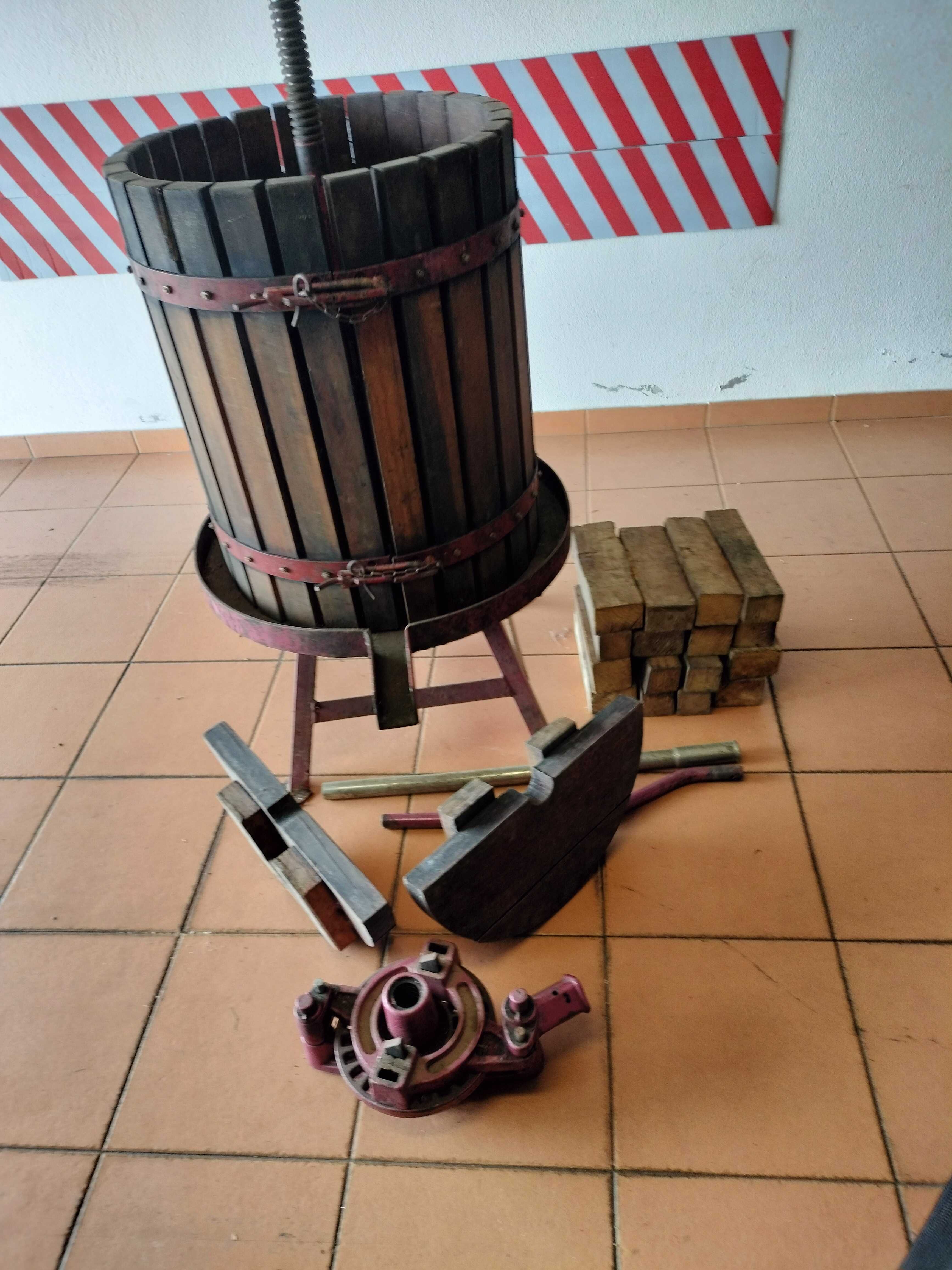 Prensa de uvas manual