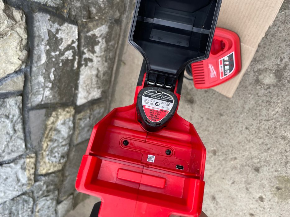 Milwaukee M12 PL/акумуляторний локатор мілвоке 12в