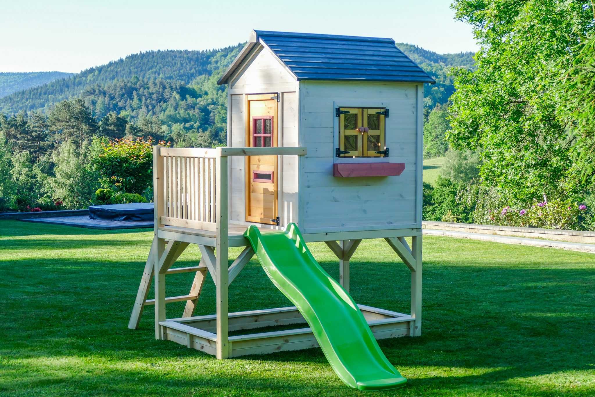 Kolorowy domek ogrodowy dla dzieci z podestem