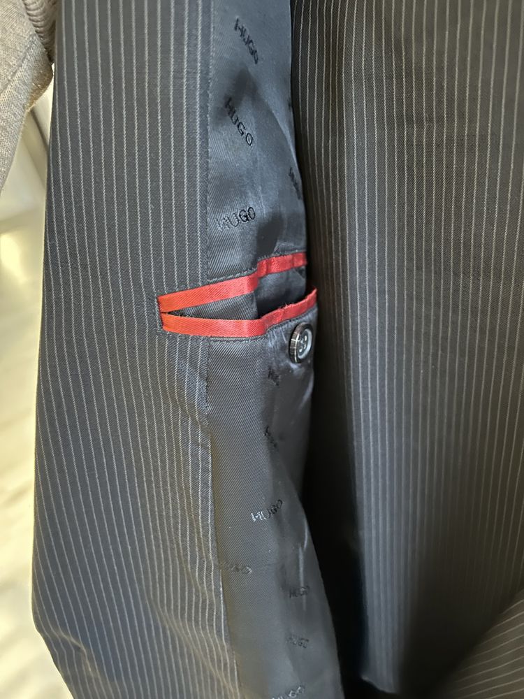 garnitur Hugo Boss r 98 czyli L/XL czarny  w paseczki