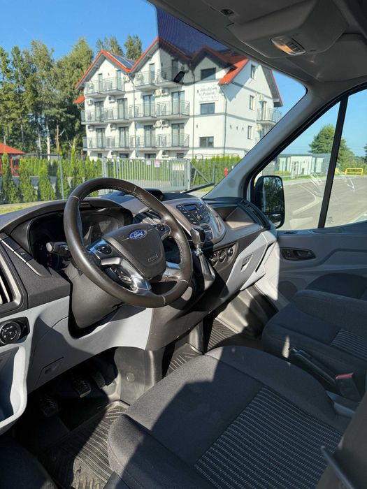 Wynajem busów dostawczych Ford Transit L2H2