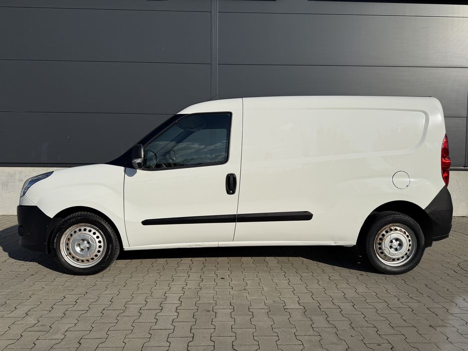 Wynajem samochodu Fiat Doblo Maxi furgon bus