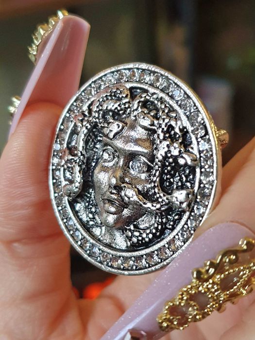 Broche / pregadeira / alfinete de peito medalhão prateado Medusa em 3D