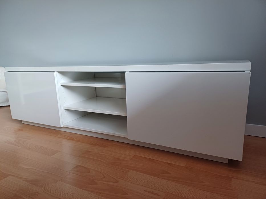 Szafka pod TV Byäs, stolik pod TV Ikea