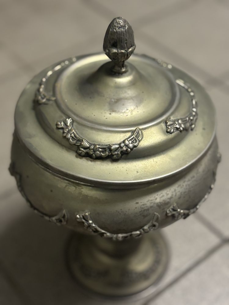 Taça com tampa em estanho