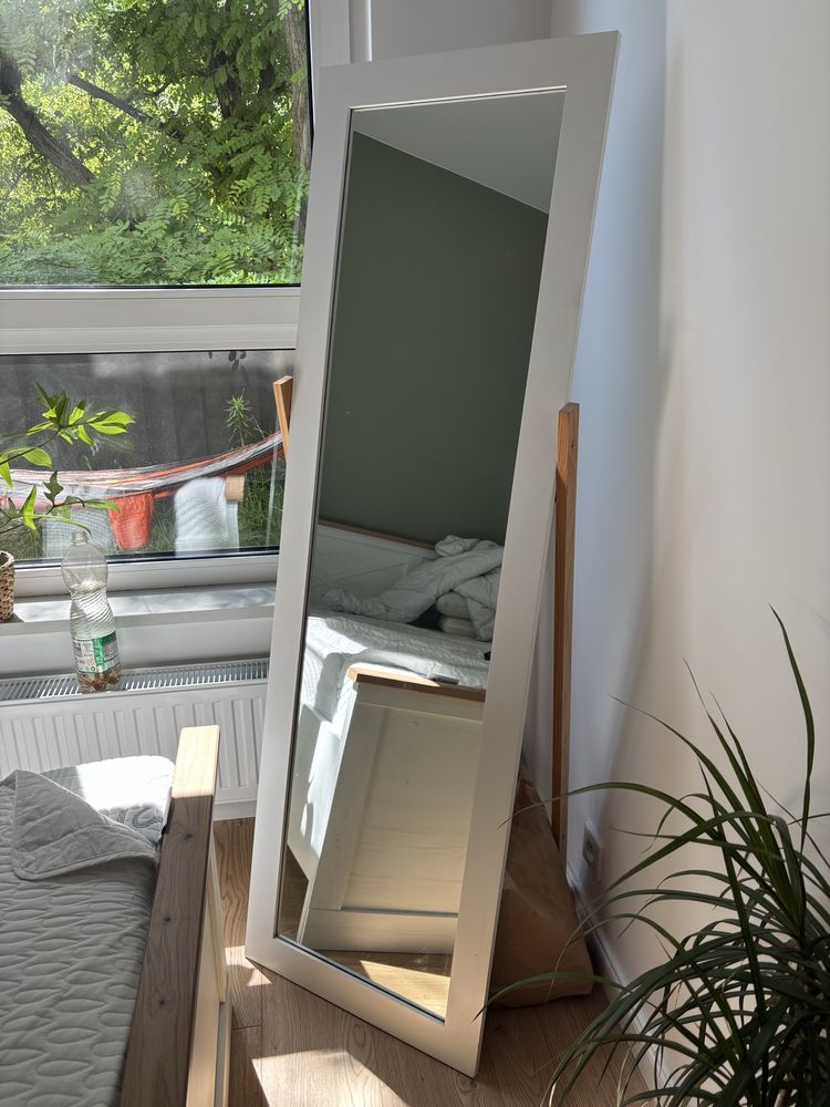 Duże białe lustro stojące z elementem drewna 160x50