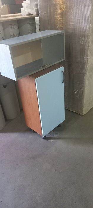 Тумбочка та навісна полка для речей