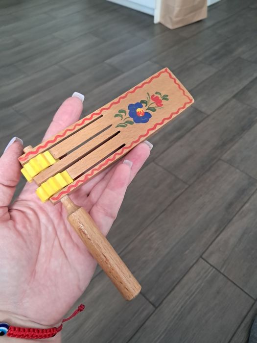 Трещотка, трескотуха  Музыкальный инструмент