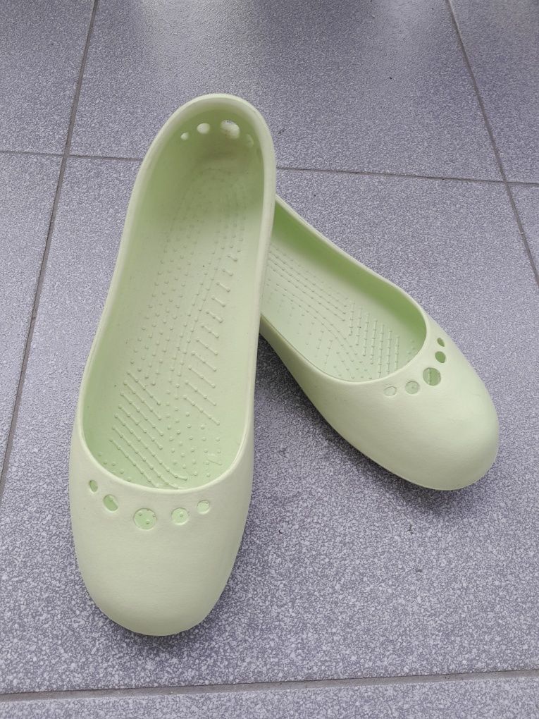 Groszkowe balerinki Crocs