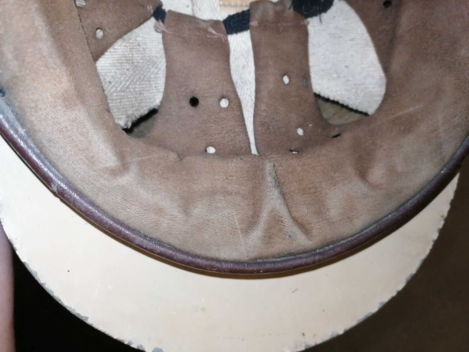 Stary kask hełm orzeszek z daszkiem PRL