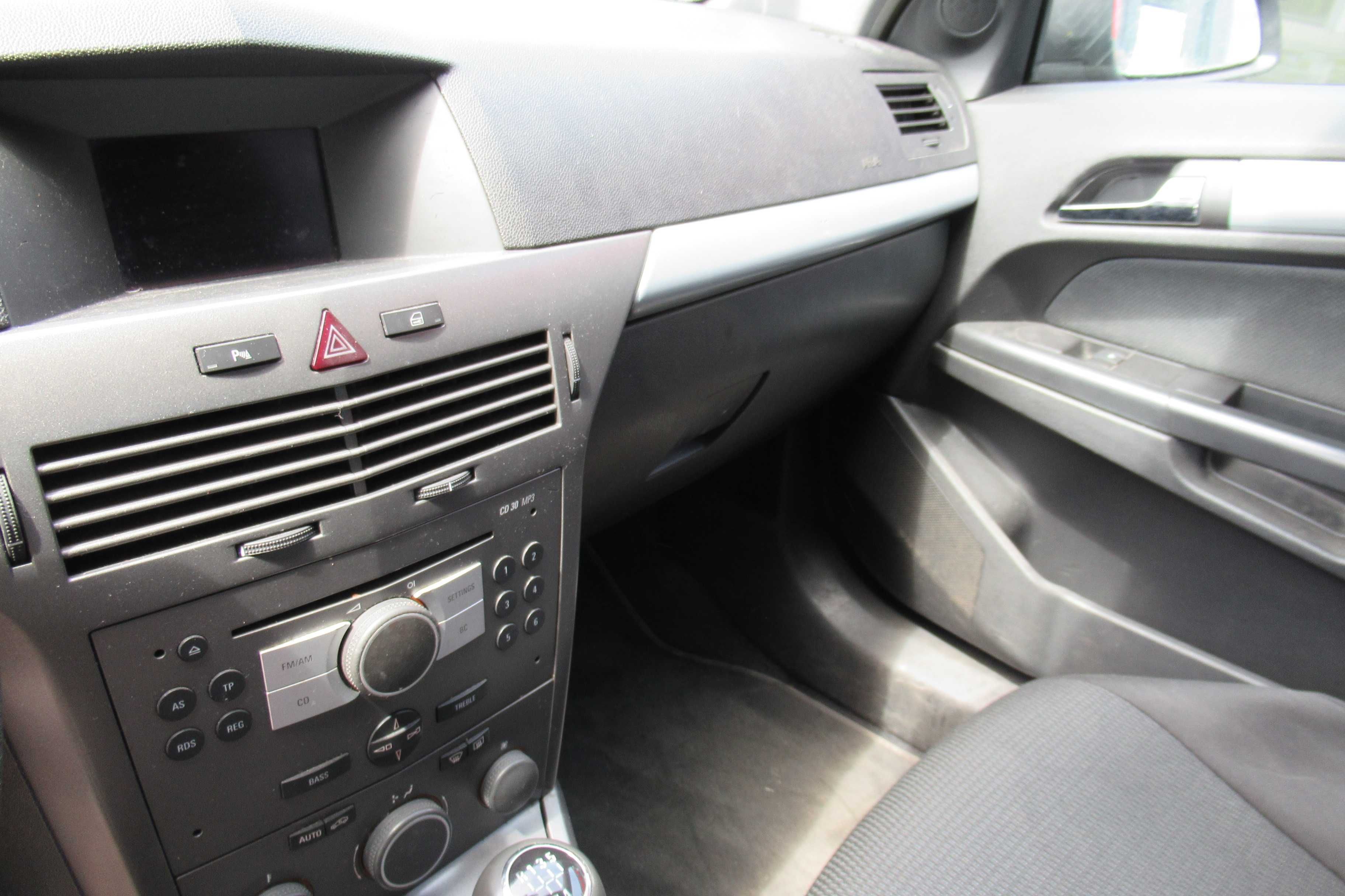 ASTRA H 1.6 benzyna kombi b. dobry stan techniczny 2 komplety opon hak
