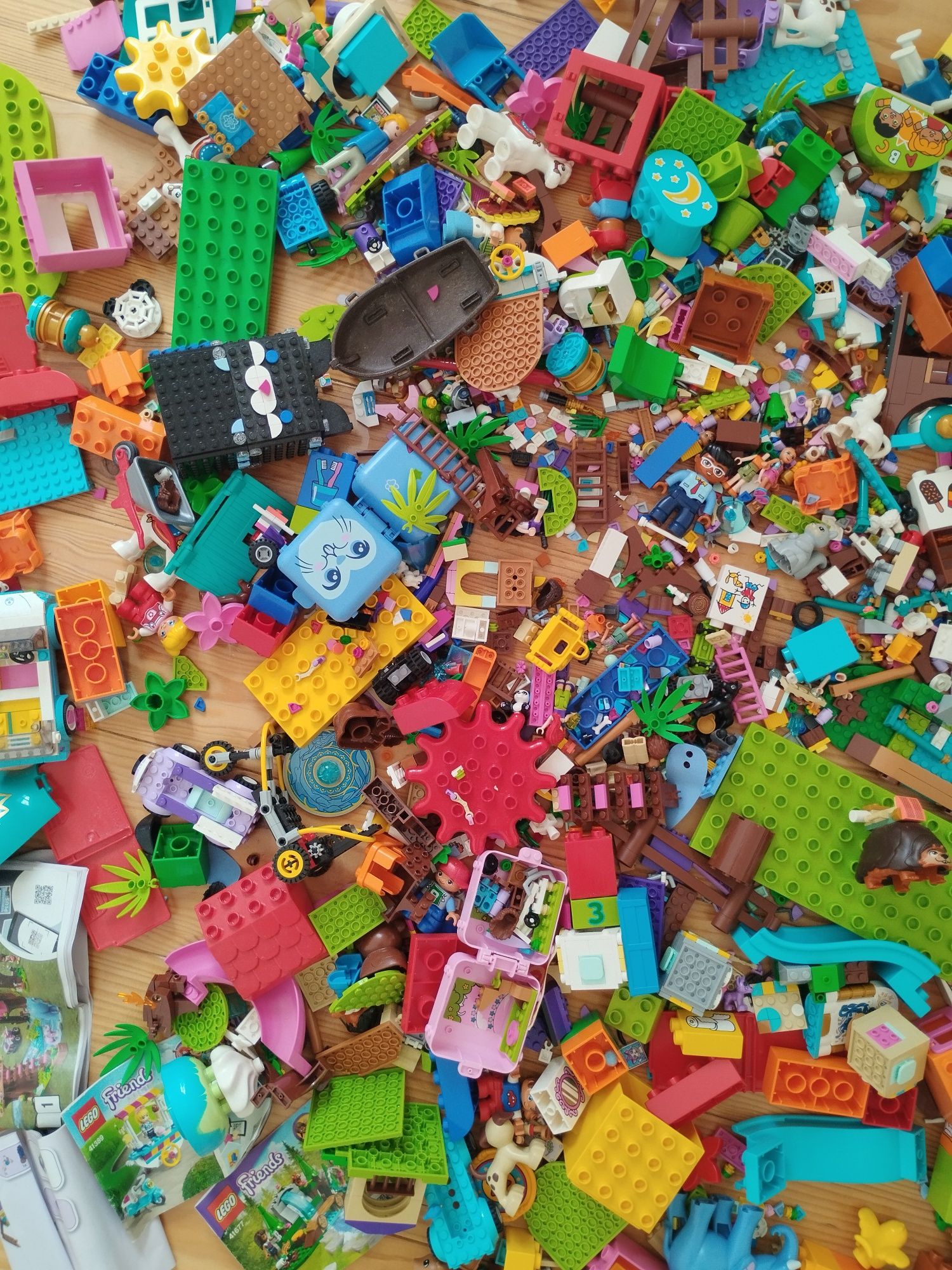várias caixas de LEGO, LEGO Disney, LEGO Friends, LEGO Duplo