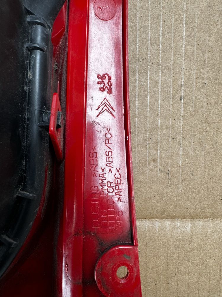 Стоп правый задний фонарь Peugeot 107
