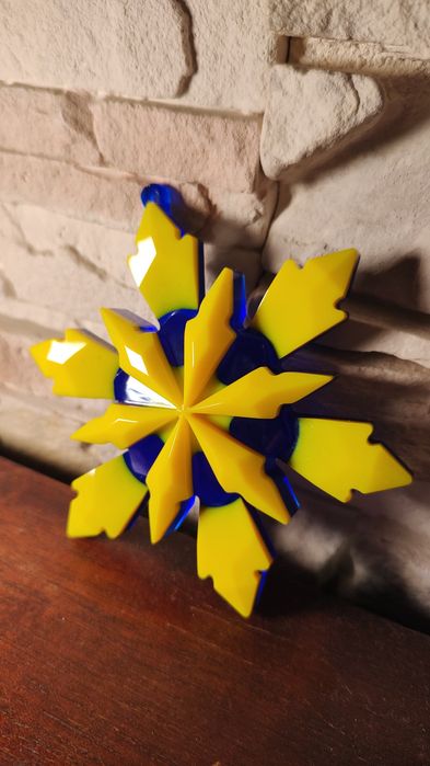 Ручна робота з епоксидної смоли – Сніжинка у кольорах України