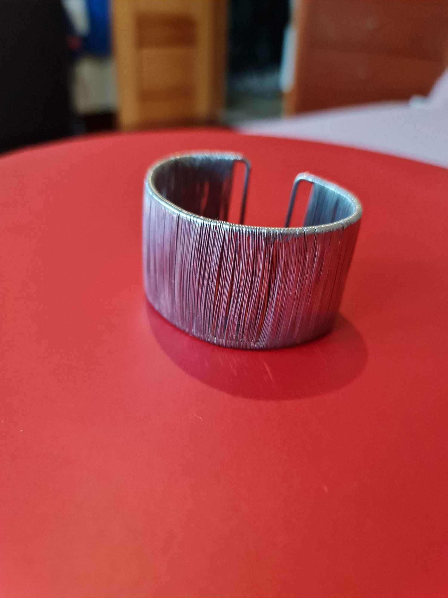 Pulseiras para senhora! Muito elegantes.
