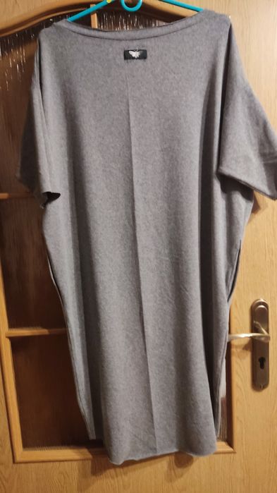 Szara sukienka z kieszeniami by insomnia
